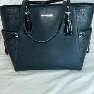 Beautiful Michael lots black handbag